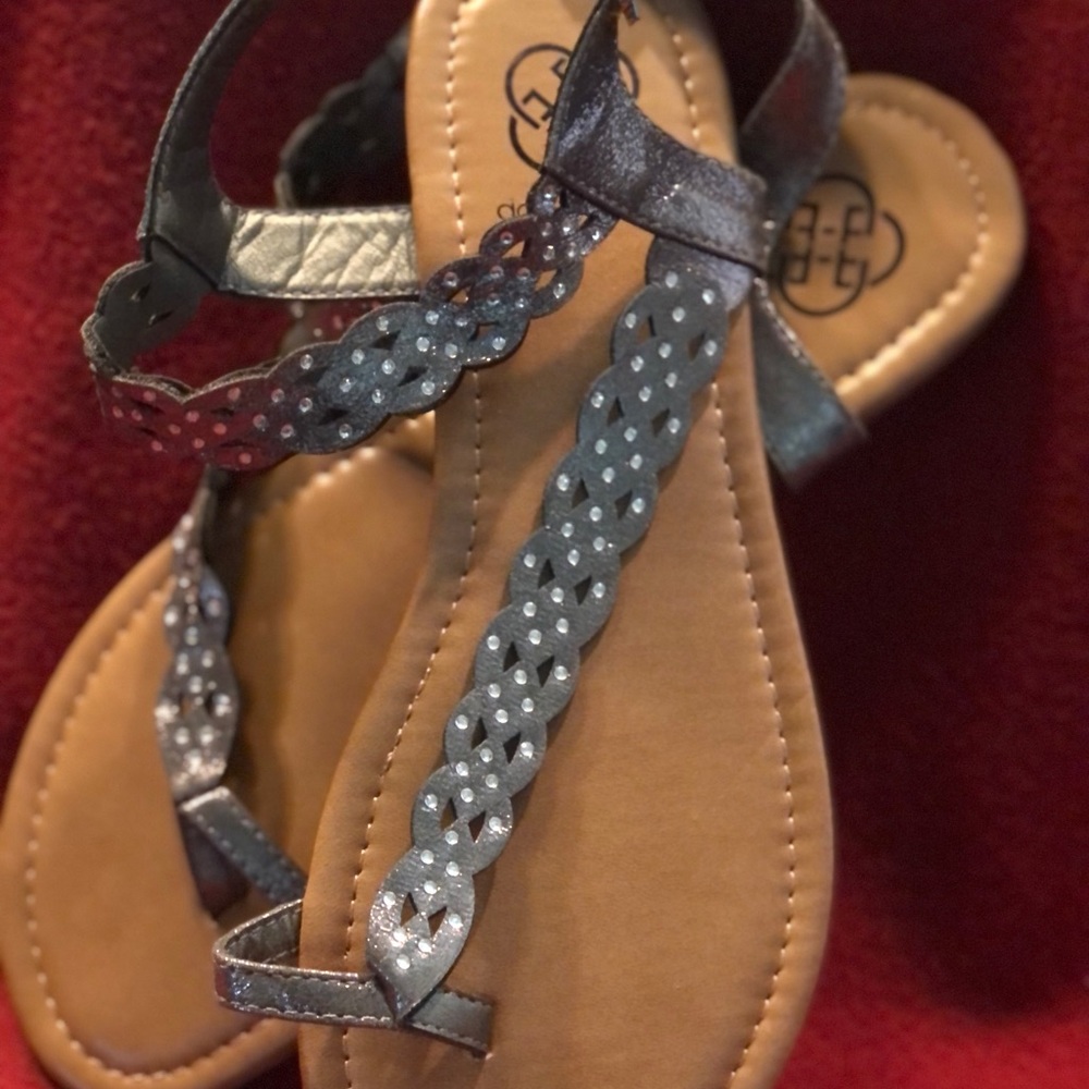 Daisy Fuentes Rhinestone Flat Samdals